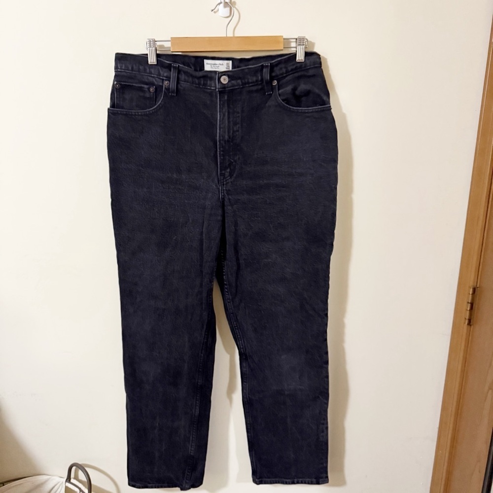 Abercrombie and Fitch The 90s Straight Ultra High Rise Black Jeans Size 32